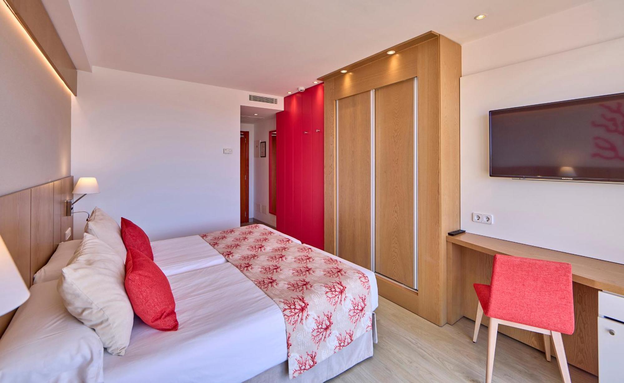 Universal Hotel Perla S'Illot  Exterior photo