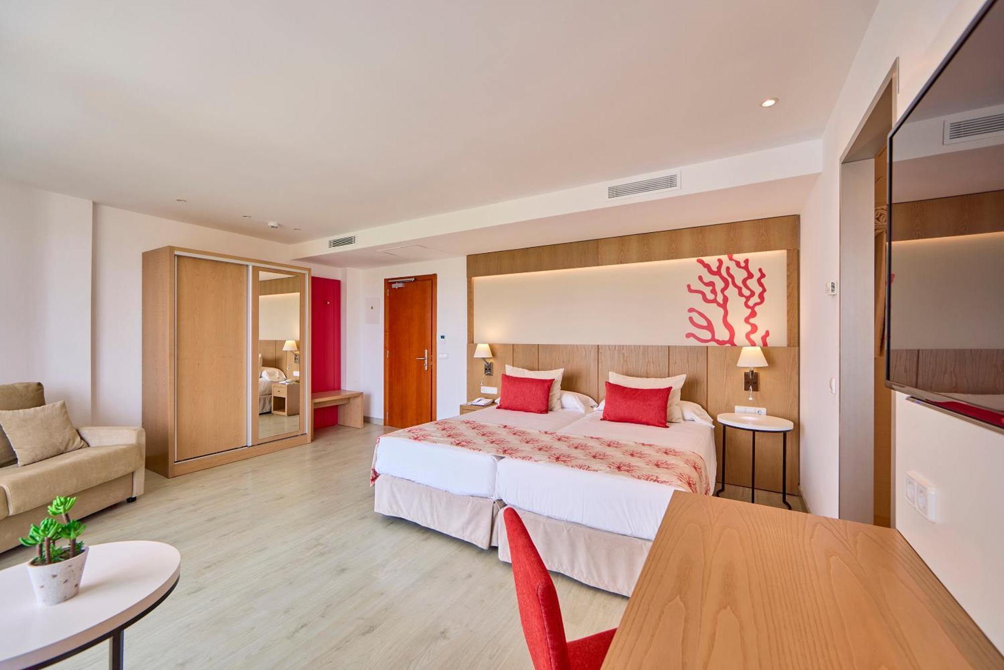 Universal Hotel Perla S'Illot  Exterior photo