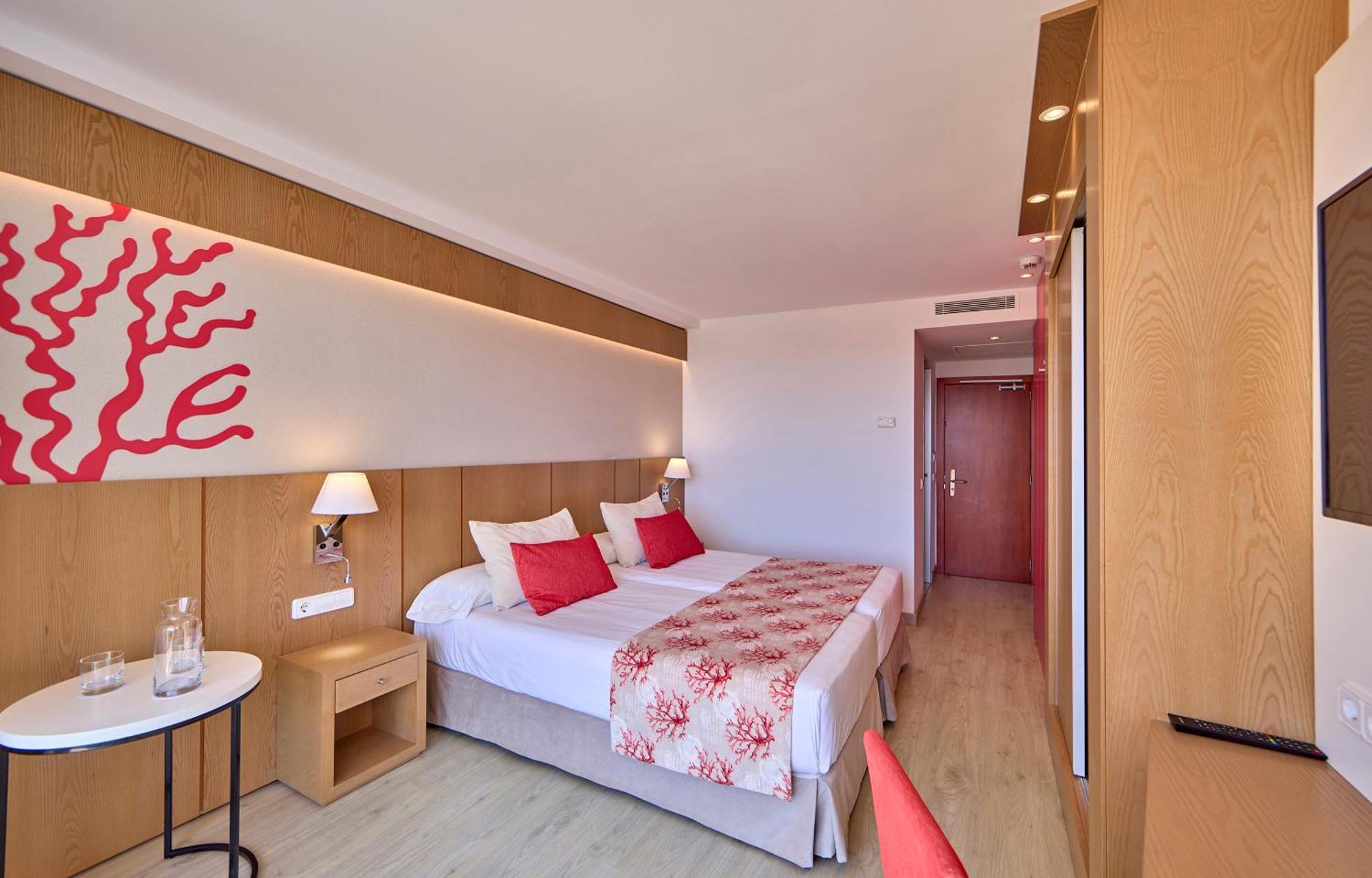 Universal Hotel Perla S'Illot  Exterior photo