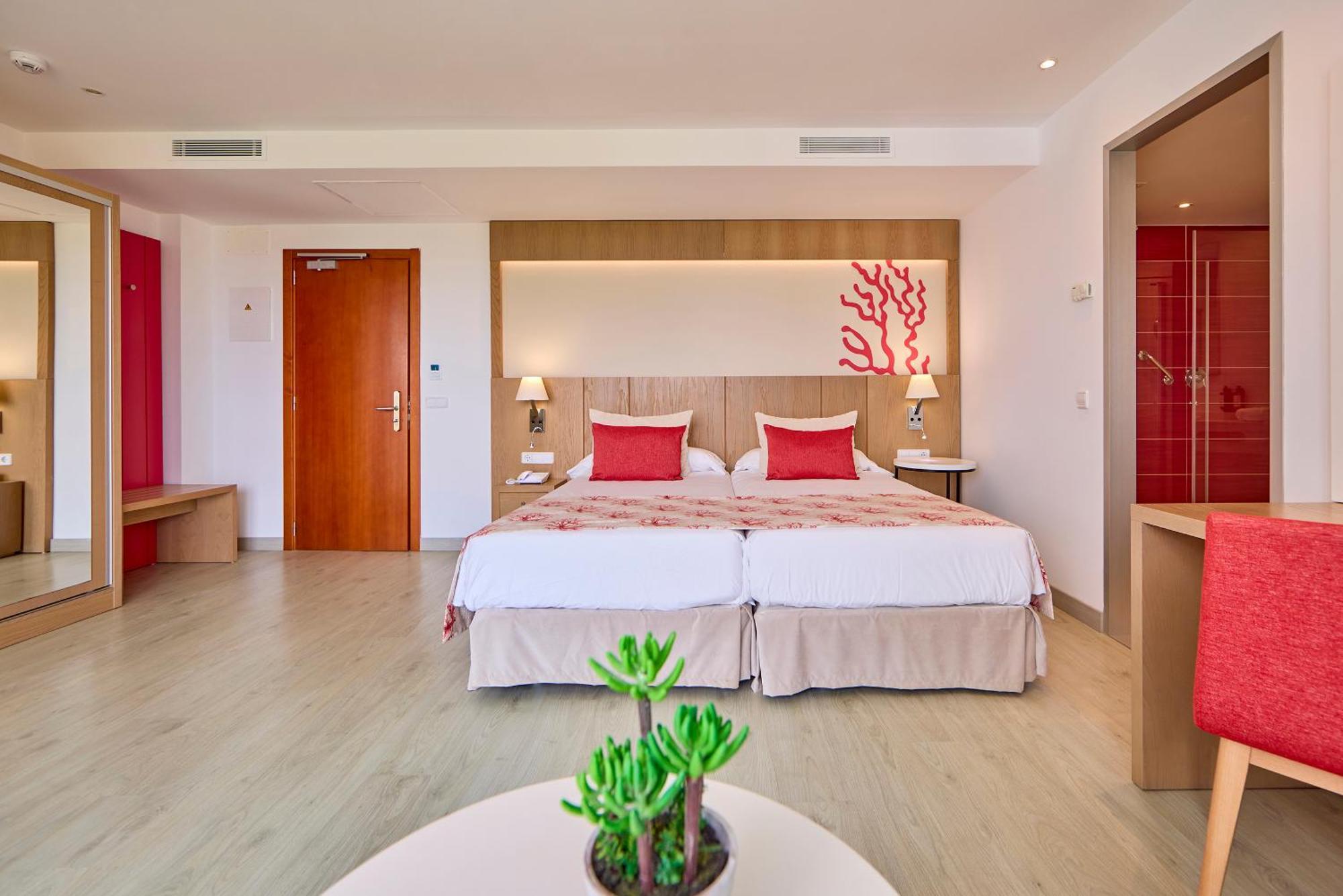 Universal Hotel Perla S'Illot  Exterior photo