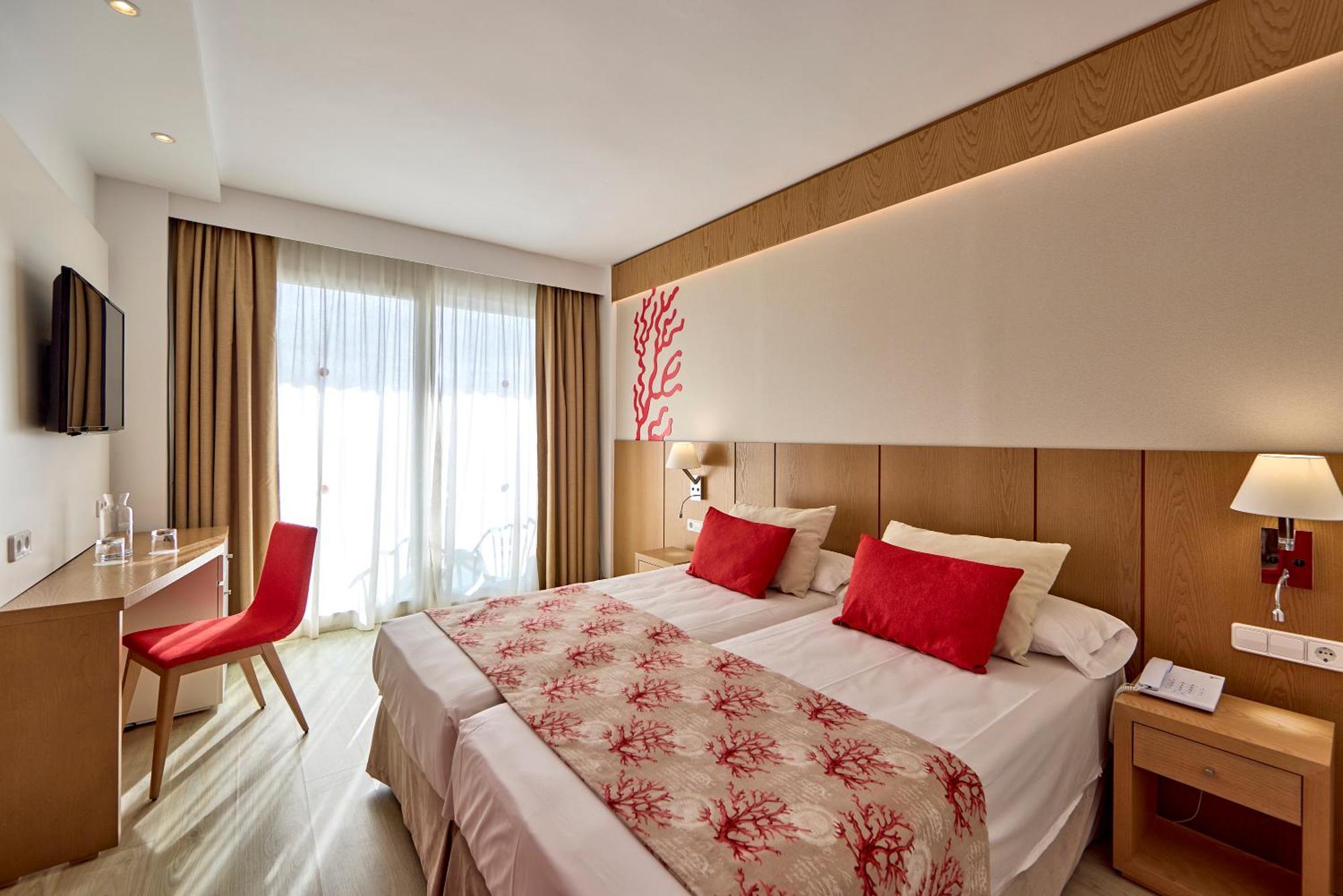 Universal Hotel Perla S'Illot  Exterior photo